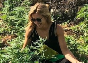 Cris Dias na plantação de maconha (Foto: Reprodução/Instagram)
