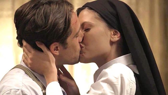 Danilo (Rafael Cardoso) e Julia (Vitoria Strada) em Espelho da Vida (Foto: Reprodução/Globo)