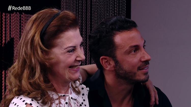 Mãe de Gustavo participa de entrevista pós eliminação (Foto: Reprodução Globo)