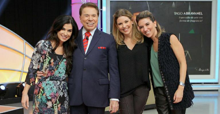 Silvio Santos ao lado de Renata Abravanel e Patrícia Abravanel. Audiência e funcionários fazem comparação entre as duas. (Fonte: Caras) Silvio Santos ao lado de Renata Abravanel e Patrícia Abravanel. Audiência e funcionários fazem comparação entre as duas. (Fonte: Caras)