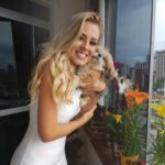 Isabella, do BBB19, com seu cachorrinho Suny — Foto: Ariane Ducati