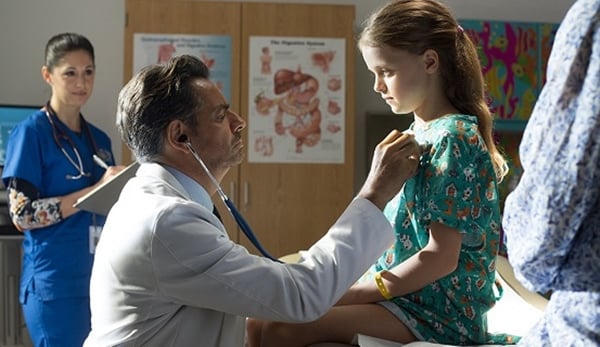 Kylie Rogers e Eugenio Derbez em cena do filme Milagres do Paraíso (Foto: Divulgação)