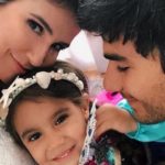 Deborah Secco com a filha Maria Flor e o marido Hugo Moura em um momento família (Foto: Divulgação)