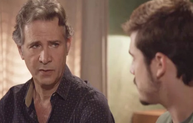 Livaldo (Nelson Freitas) e Samuca (Nicolas Prattes) em cena de O Tempo Não Para (Foto: Reprodução)
