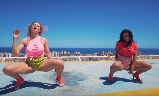 Scheila Carvalho e Sheila Mello dançam em clipe (Foto: Reprodução)