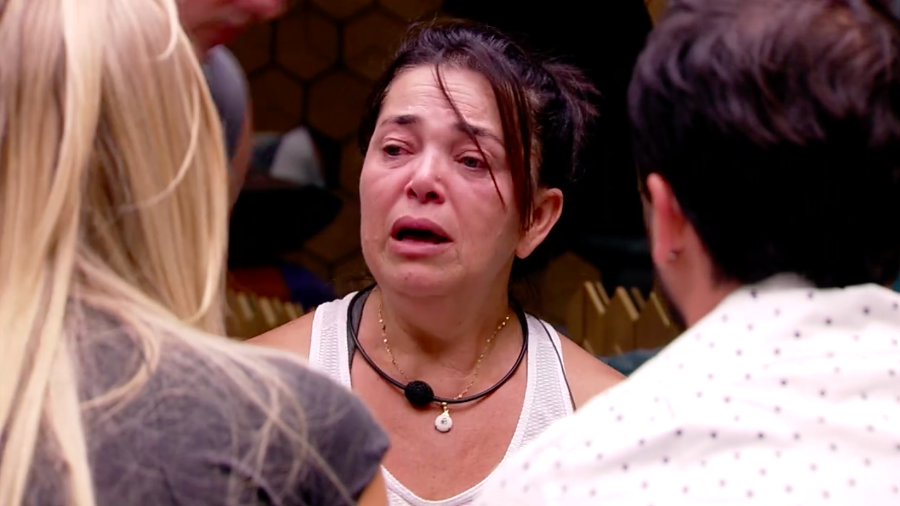 Tereza chora no quarto ao falar sobre reunião que discutiu ronco de Rodrigo no BBB19
