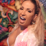 Após se envolver em polêmica, Valesca Popozuda esquece de trocar de perfil, se elogia e vira piada