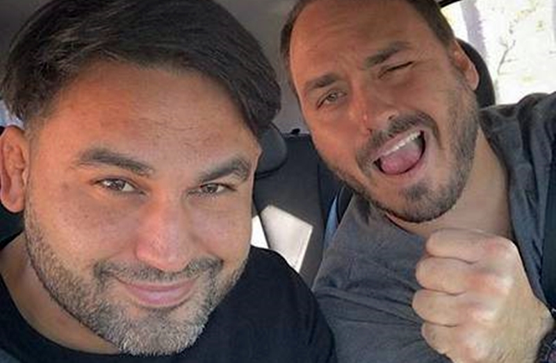 Carlos Bolsonaro e o primo Leo, cupido do seu namoro com a moça (Foto: Reprodução)