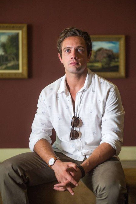 Daniel fica fascinado com o quadro de Julia Castelo exposto em museu em Espelho da Vida (Foto: Raquel Cunha/ Globo/ Divulgação)