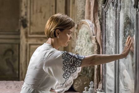 Ana descobre espelho em Espelho da Vida (Foto: Paulo Belote/ Globo/ Divulgação)