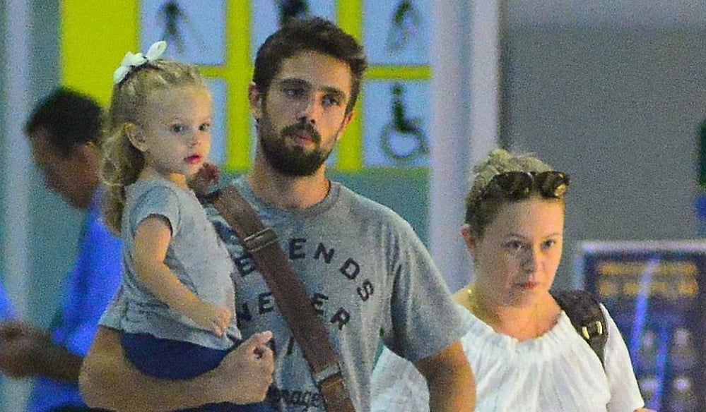 Rafael Cardoso, a esposa e a filha (Foto: AgNews)