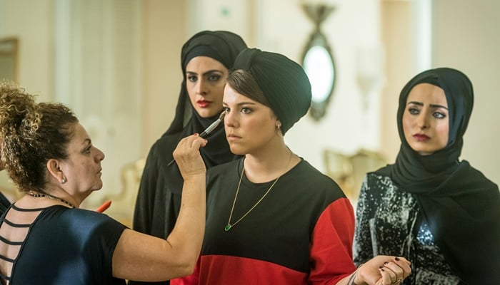 Dalila (Alice Wegmann), Aida (Darilia Oliveira), Fairouz (Yasmin Garcez), com a caracterizadora Gilvete Santos (Foto: Globo/Paulo Belote)