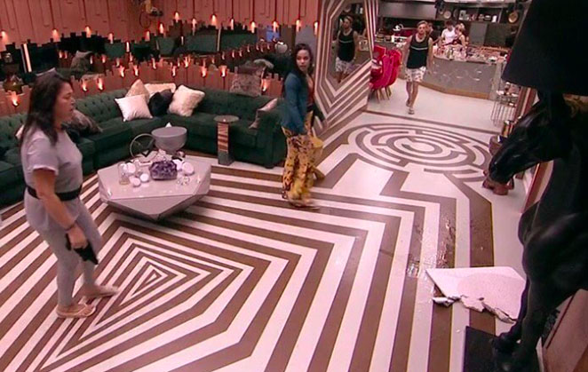 Teto da sala do BBB desaba e participantes tem que sair do local (Foto: Reprodução Globo)