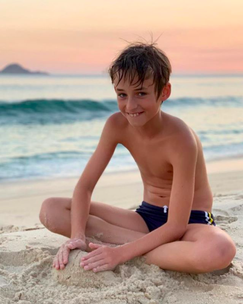 Noah Reis brincando na praia. (Foto: Reprodução Instagram)