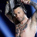 Adam Levine tirando a camisa no show do Super Bowl
(Foto: Divulgação)