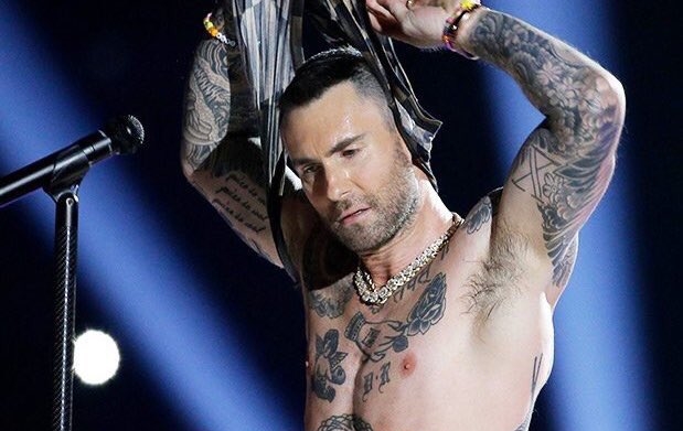 Adam Levine tirando a camisa no show do Super Bowl (Foto: Divulgação)