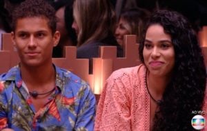 Elana e Danrley estão cada vez mais próximos no BBB19 (Foto: Reprodução)