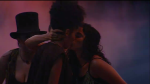 BBB19: Elana e Gabi se beijam no Big Brother Brasil (Foto: Reprodução/GloboPlay)