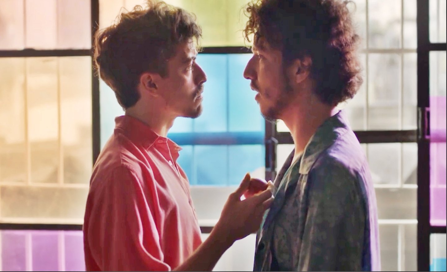 Jesuíta Barbosa atua com João Vitor Silva em Feras (Foto: Reprodução/MTV)
