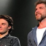 Hugo Bonemer e o namorado Conrado Helt (Foto: Reprodução)