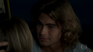 João (Rafael Vitti) e Manu (Isabelle Drummond) em Verão 90
(Foto: Reprodução/Globo)