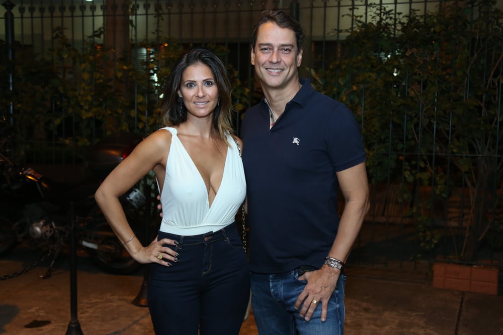 Marcello Antony e a mulher, Carolina Villar, em show na Zona Sul do Rio