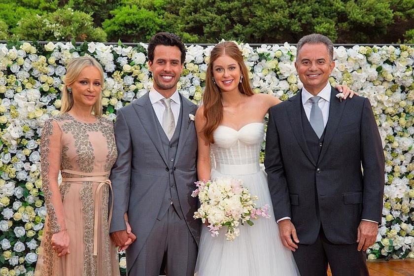 Marina Ruy Barbosa ao lado dos pais e do marido, Xandinho Negrão (Foto: Reprodução)
