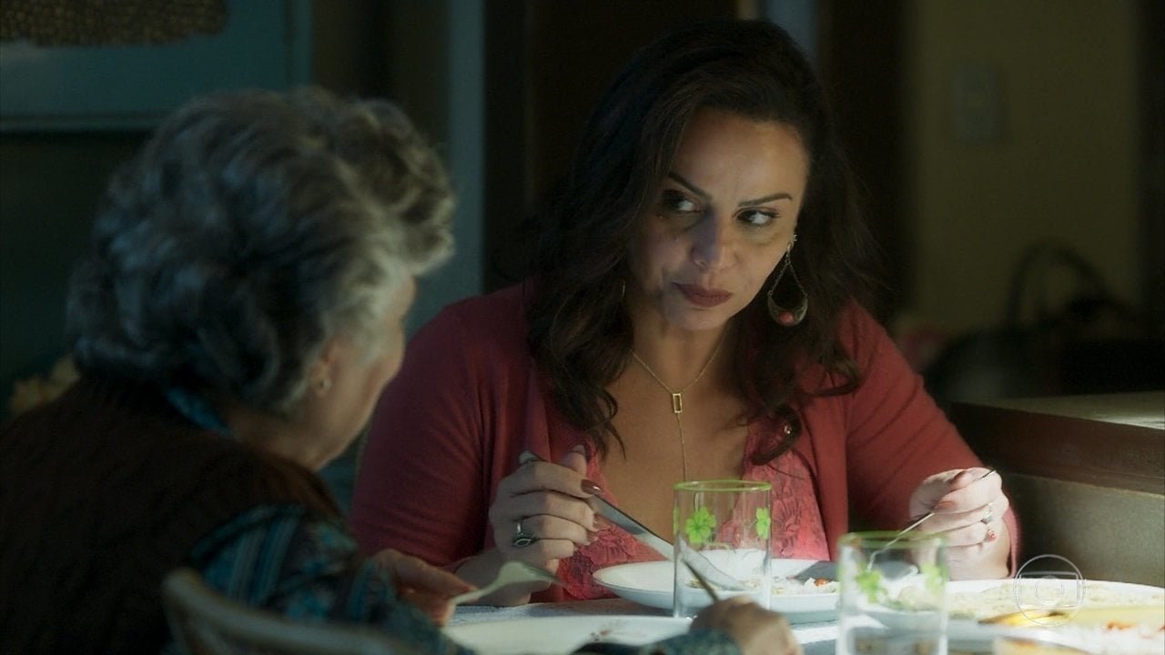Neide e Firmina em cena de O Sétimo Guardião (Foto: Reprodução)