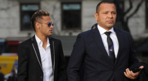 Neymar Jr. e Neymar Pai, jogador e empresário andam sempre juntos
(Foto: Denis Doyle/Getty Images)