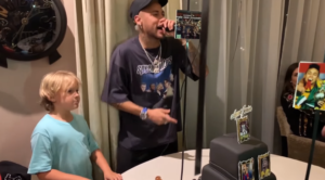 O jogador cantou funk proibidão e arriscou alguns passinhos. (Foto: Reprodução)
