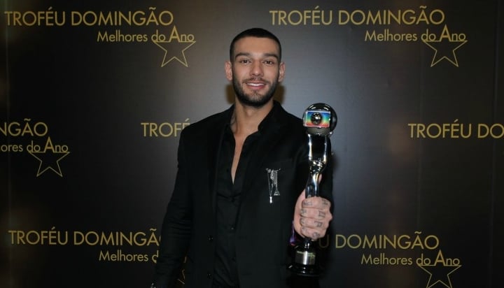 Lucas Lucco ganhou o troféu Melhores do Ano da Globo como ator revelação em 2016. (Foto: Divulgação)