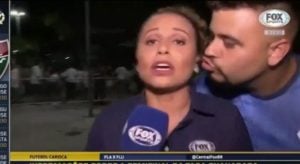 A repórter Karine Alves no momento em que sofre assédio ao vivo
(Foto: Reprodução/Fox Sports)