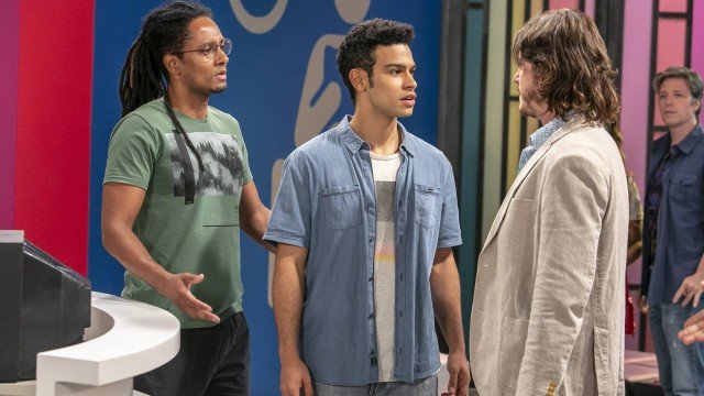 Catraca e Diego são acusados pelo furto das camisetas em Verão 90 (Foto: Rafael Campos/ Globo/ Divulgação)