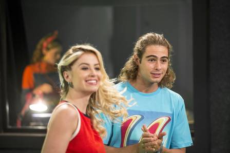 João e Nicole em Verão 90 (Foto: João Cotta/ Globo/ Divulgação)