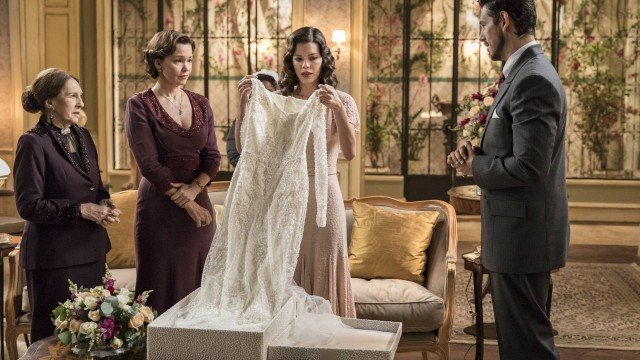 Gustavo (João Vicente de Castro) chega à casa dos Castelo com um presente para Julia (Vitória Strada) em Espelho da Vida (Foto: Paulo Belote/ Globo/ Divulgação)