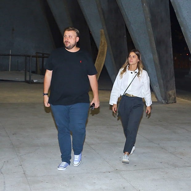 A atriz Carolina Dieckmann e Leo Fuchs deram o último adeus ao ator (Foto: AgNews)
