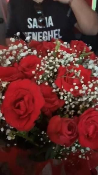 Anitta ganhou flores de presente (Foto: Reprodução/Instagram)