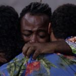 Rodrigo, Elana e Danrley choram abraçados após retorno de Gabriela no BBB 19 (Foto: Reprodução)