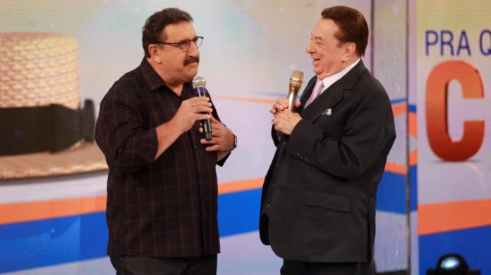 Ratinho e Raul Gil durante o quadro do chapéu no SBT (Foto: Reprodução/SBT)
