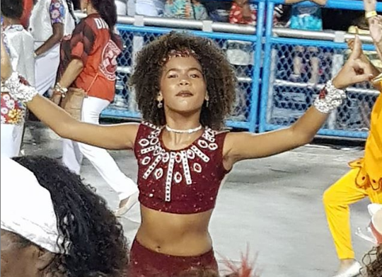 Alana Cabral de Verão 90 na Sapucaí (Foto: Reprodução/ Instagram)