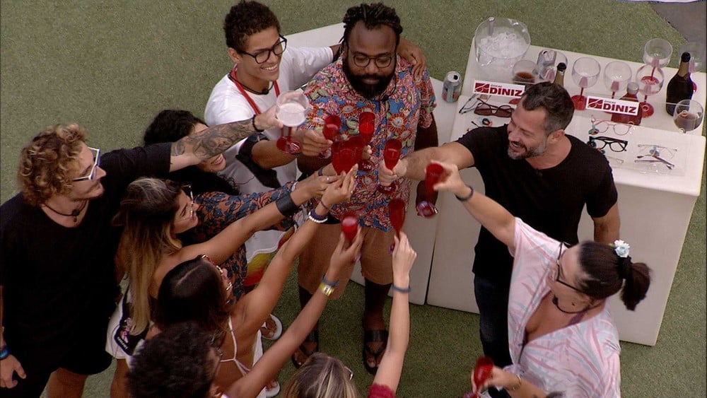 Malvino Salvador brinda com brothers no jardim