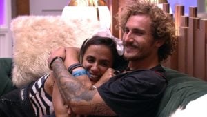 Carolina e Alan se abraçam no BBB19
(Foto: Reprodução/Globo)