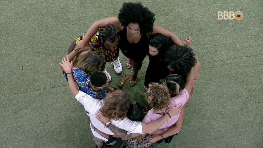 Confinados se abraçam no BBB19 (Foto: Reprodução)