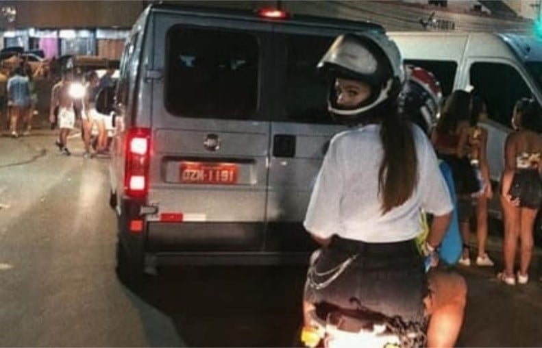 Bruna Marquezine andando de moto (Foto: Reprodução/Instagram)