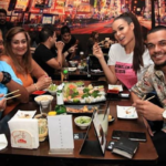 Caique Aguiar e Fernanda Lacerda em jantar de família
(Foto: Reprodução/Instagram)
