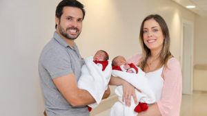 Fabiana Justus e o marido, Bruno D'Ancona, deixam a maternidade com as gêmeas Sienna e Chiara
(Foto: Divulgação)