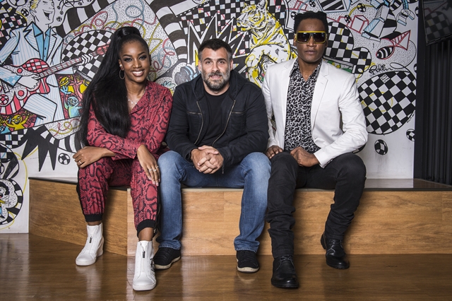 Os apresentadores Iza e Toni Garrido com o diretor Raoni Carneiro  (Foto: Globo/Fábio Rocha)