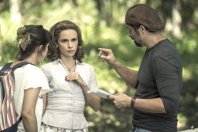 Isabel (Débora Falabella) com o diretor Carlos Manga Jr em gravação de Se Eu Fechar os Olhos Agora (Foto: Globo/Mauricio Fidalgo)