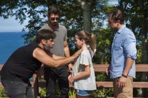 O diretor Pedro Vasconcelos dirige cena de abraço entre Alain (João Vicente de Castro) e Daniel (Rafael Cardoso) em Espelho da Vida
(Foto: Globo/Cesar Alves)