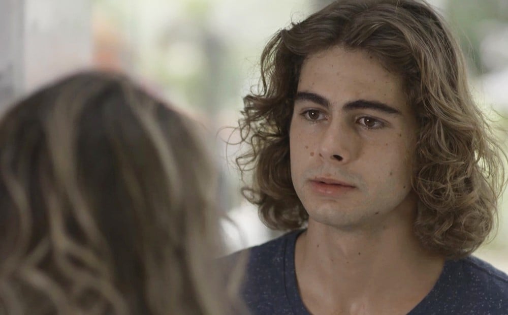 Manu e João em cena da novela Verão 90 (Foto: Reprodução)